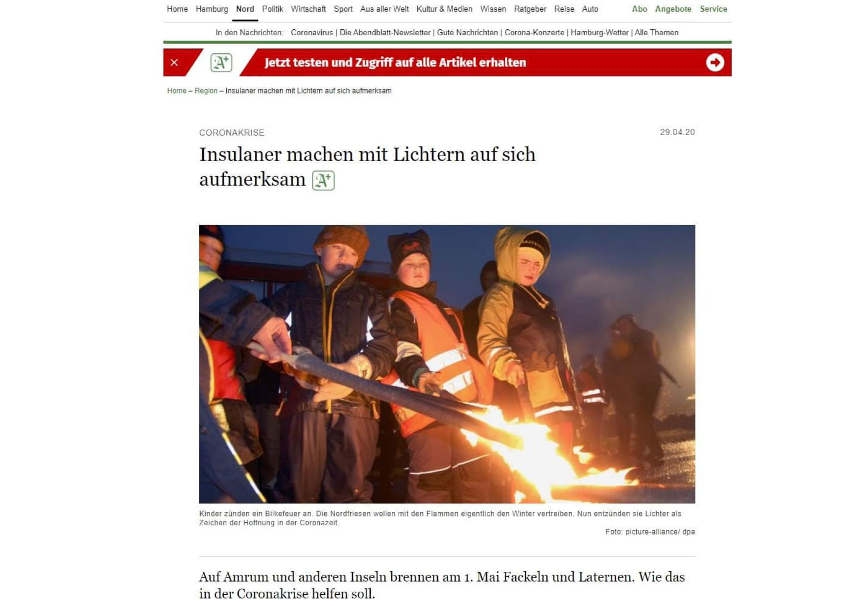 Ein Zeitungsartikel über eine Gruppe von Menschen, die um ein Feuer stehen.
